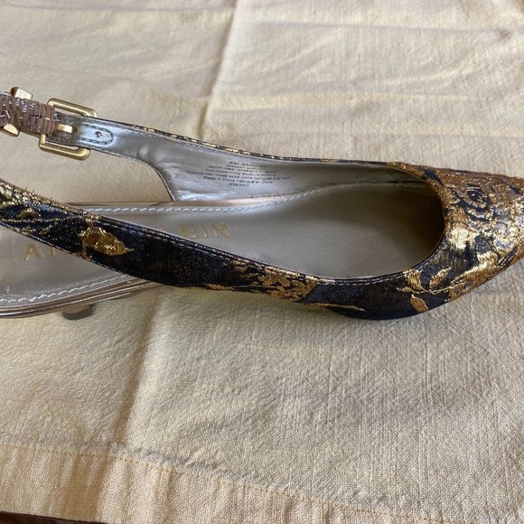 Gold Anne Klein slingbacks size 9M - Picture 4 of 7
